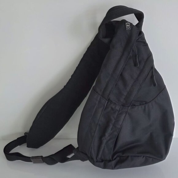 VICTORINOX SLING BAG! ๐๐๐ - Picture 3 of 16